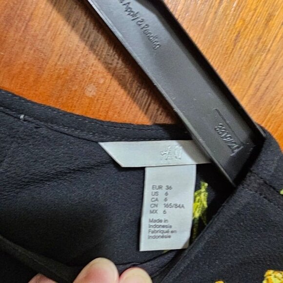 H & M 3/4  Dress Black with Small Floral Tie Belt Above Knee Size 6 - Picture 4 of 12